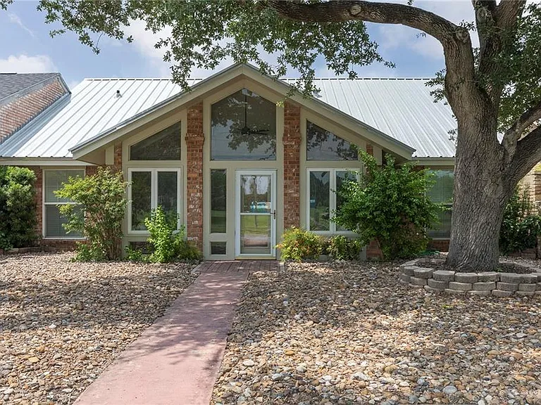 1218 Bluebird Ave — Photo 1