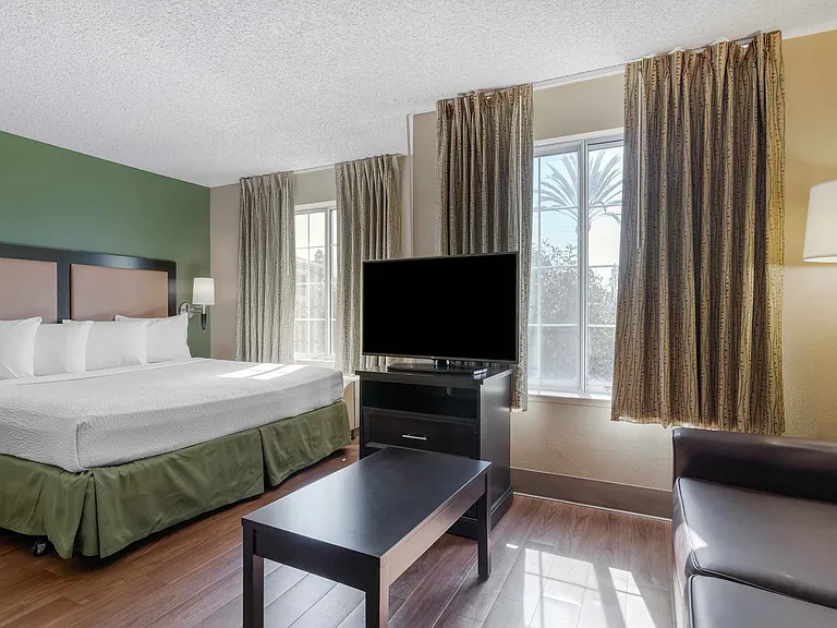 Deluxe Studio - 1 King Bed