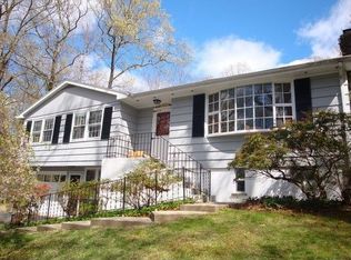 17 Hemlock Cir, Gales Ferry, CT 06335