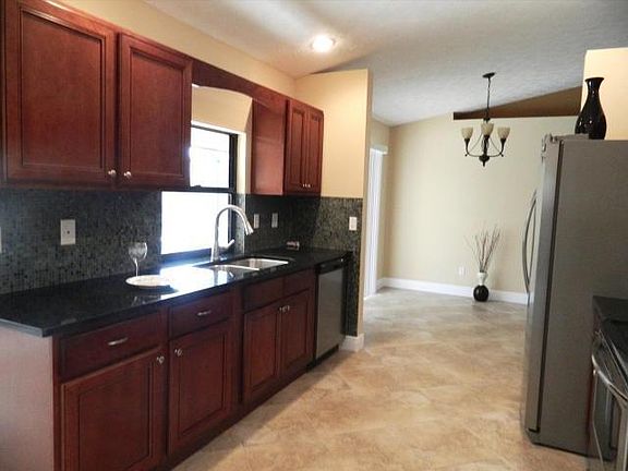 4th image of 3049 SW Circle St