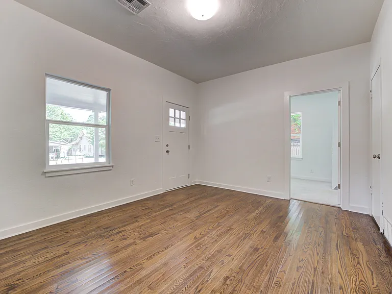 311 S Flood Ave — Photo 14