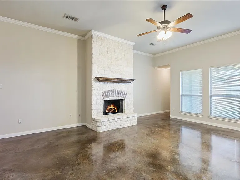 621 Monticello Cir — Photo 6