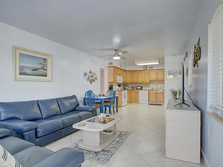 999 N Riverside Dr #11 — Photo 5