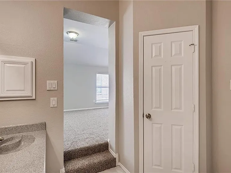 2425 Ravenhurst Dr — Photo 4