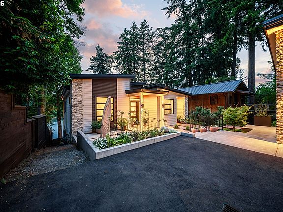 2nd image of 18494 SE Willamette Dr