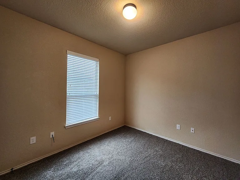 712 Creekside Cir — Photo 24