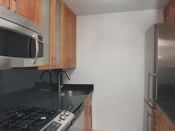 4th image of 166 E 34th St #1205