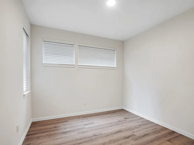 Ellie Jean Apartments — Photo 26