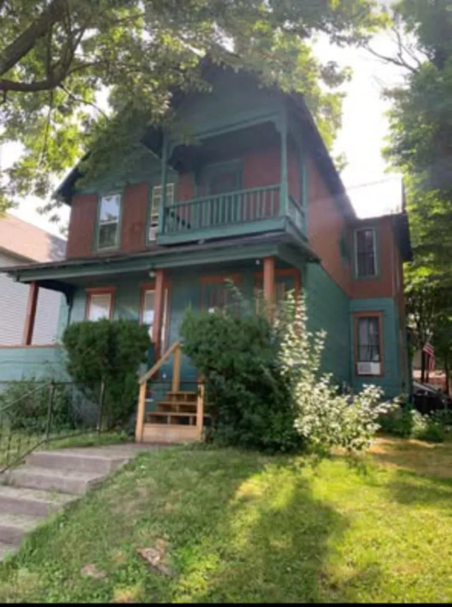 Building Photo - 435 Meadow St S