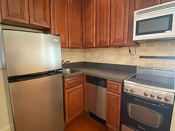 3rd image of 265 W 94th St #1
