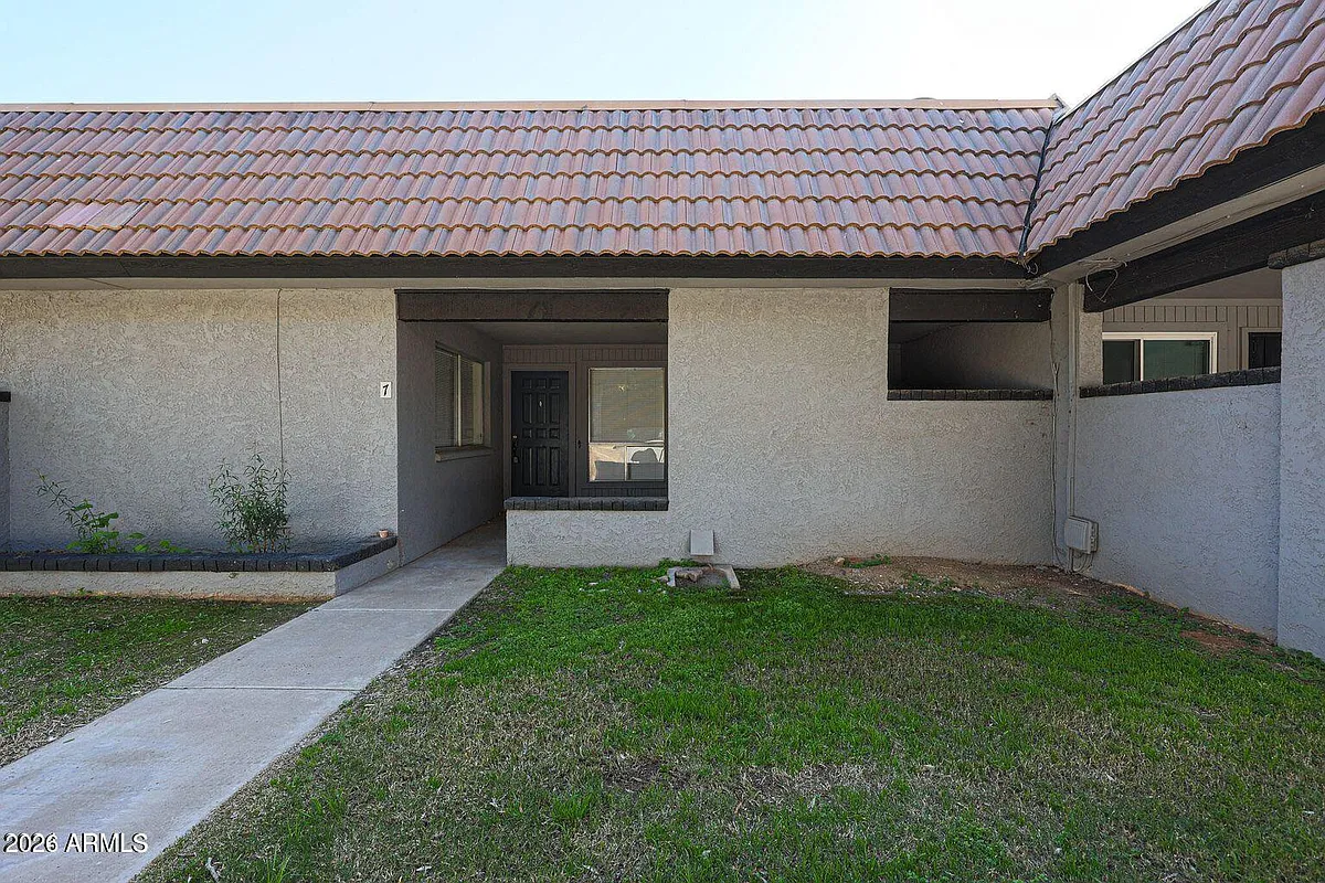 Building Photo - 9001 W Elm St #7