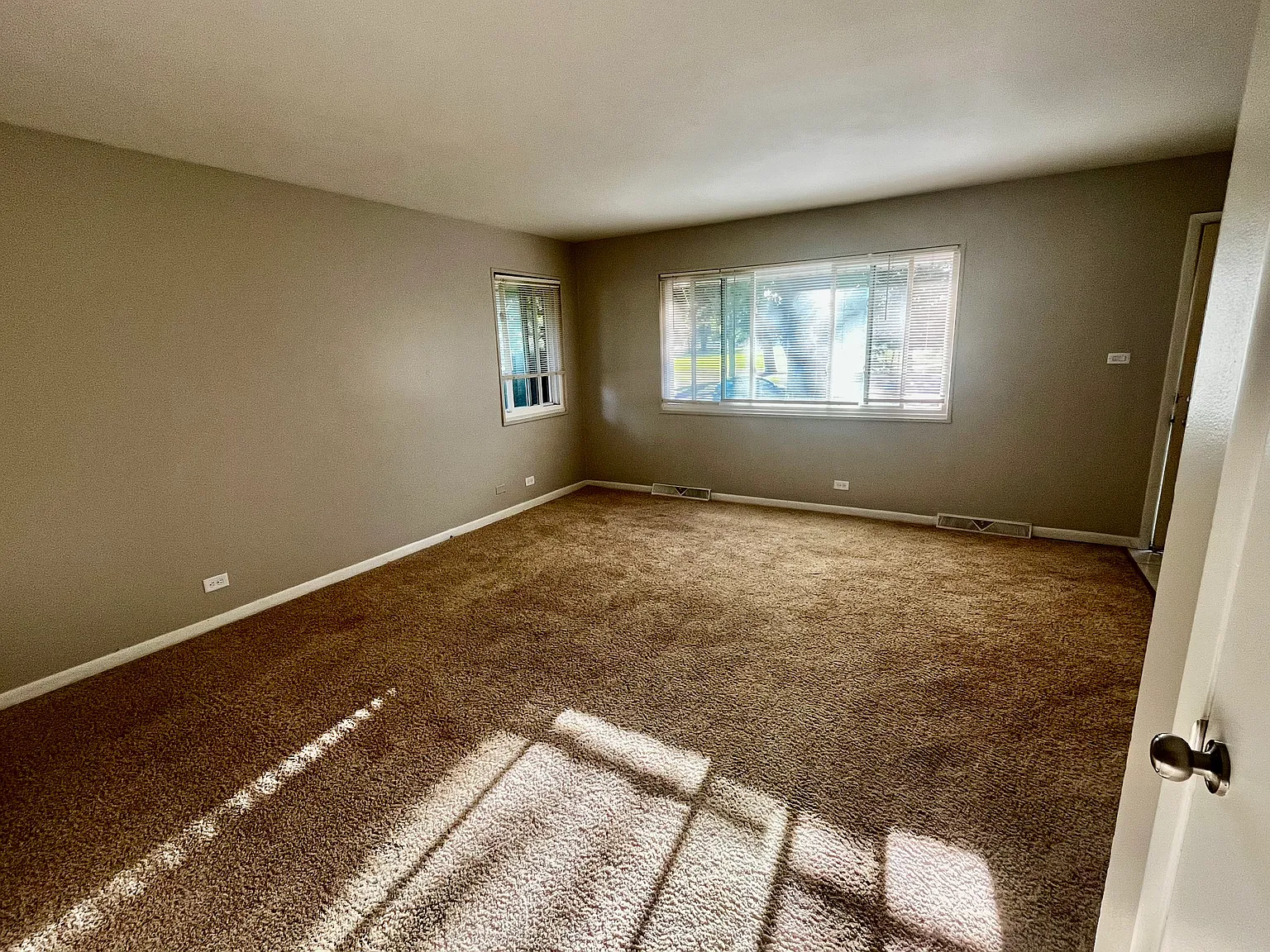 3 bed, 1.5 bath, 1300 sqft, $2,250 — Photo 2