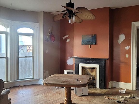 3rd image of 251 W 21st St