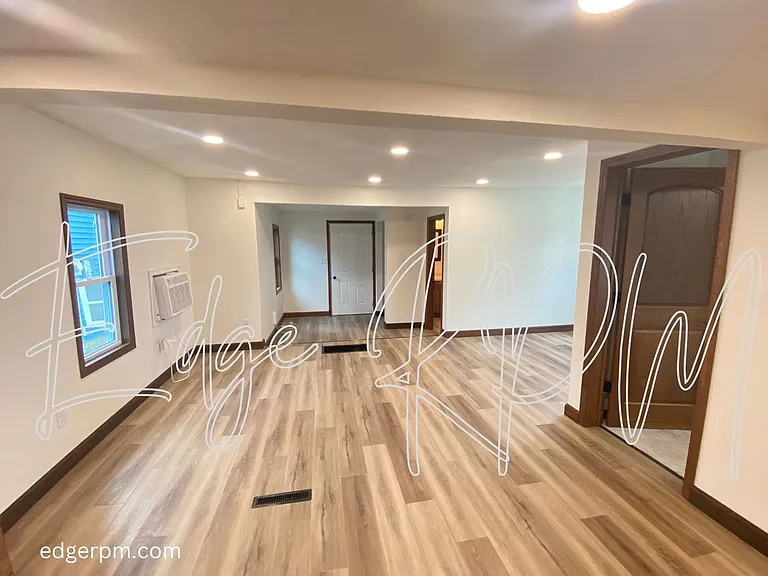 1028 Ansborough Ave — Photo 2