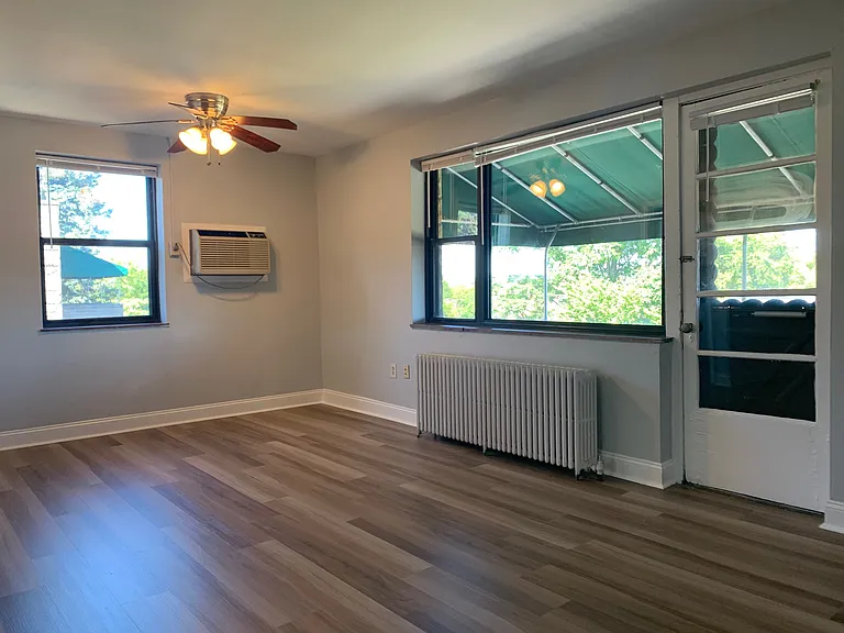 Royal Gardens Apartments — Photo 105