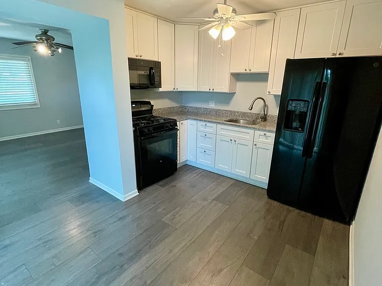2367 Carnation Dr — Photo 5