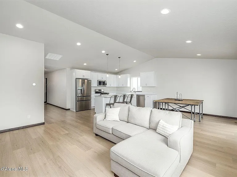 6407 W Bowmore Ln — Photo 2