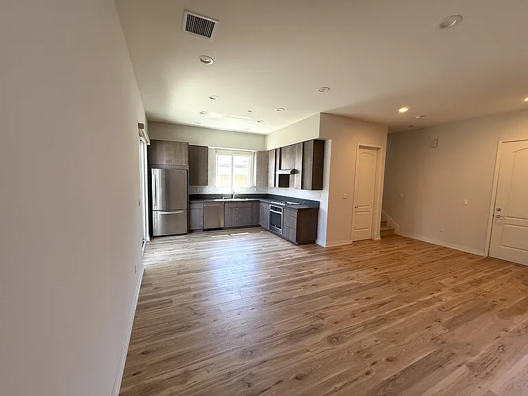 17910 Jersey Ave #E — Photo 4