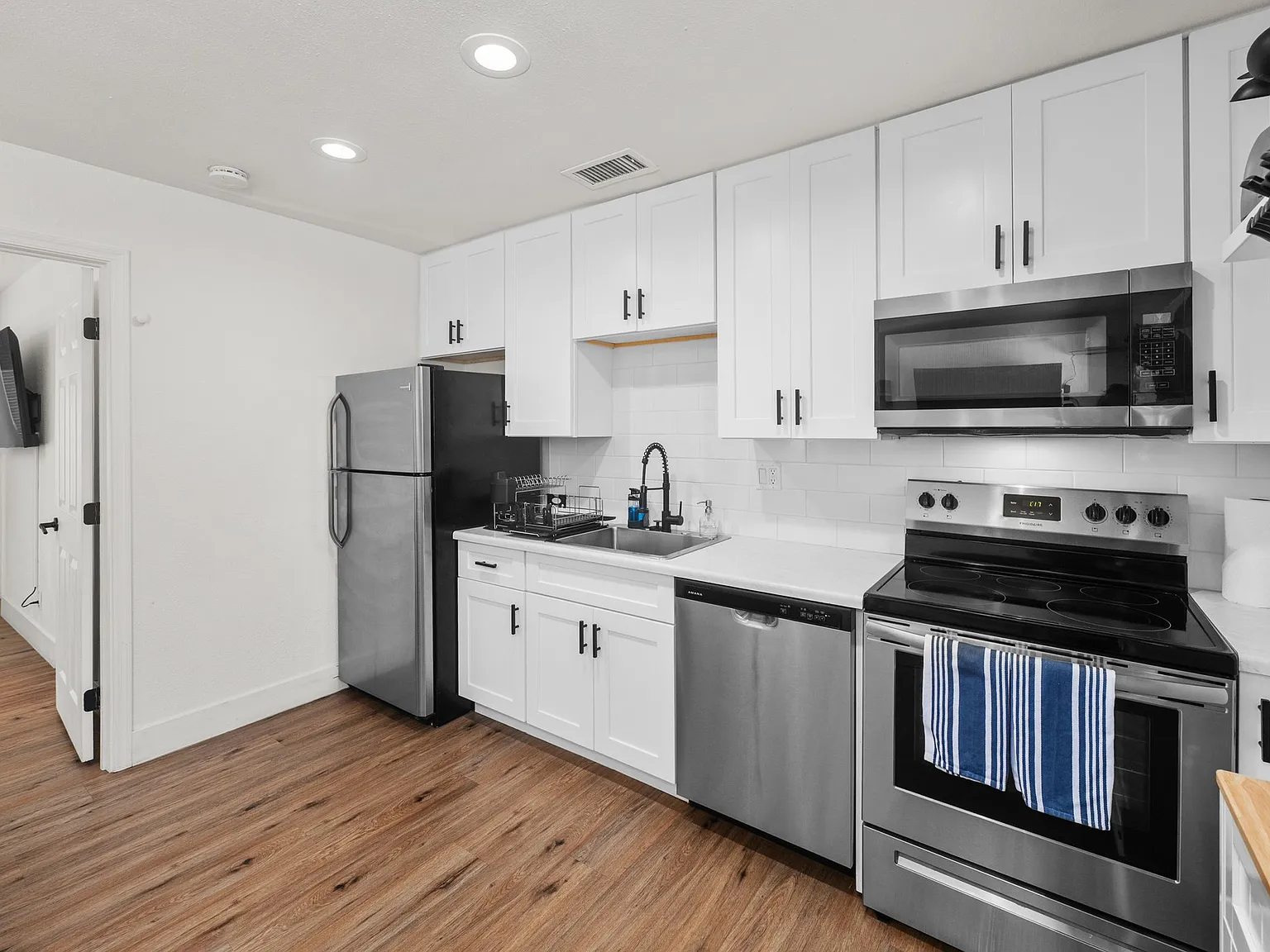Furnished 1BR | In-Unit Laundry |All Utils Incl | DT PHX | Ideal for Travel Nurses & Relocators - #3 — Photo 2