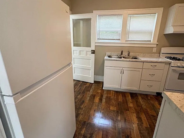 1002 Milton St — Photo 5