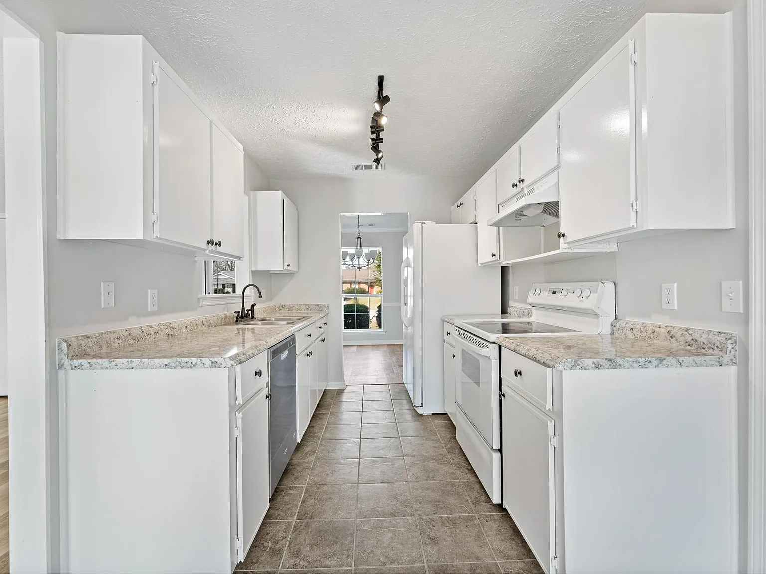 4 bed, 1554 sqft, $2,900 — Photo 4