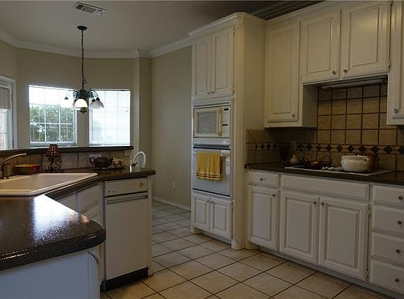 4th image of 10 Avenue Twenty
