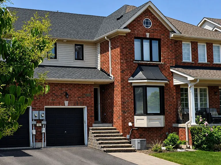 101 Bentley Cres — Photo 1