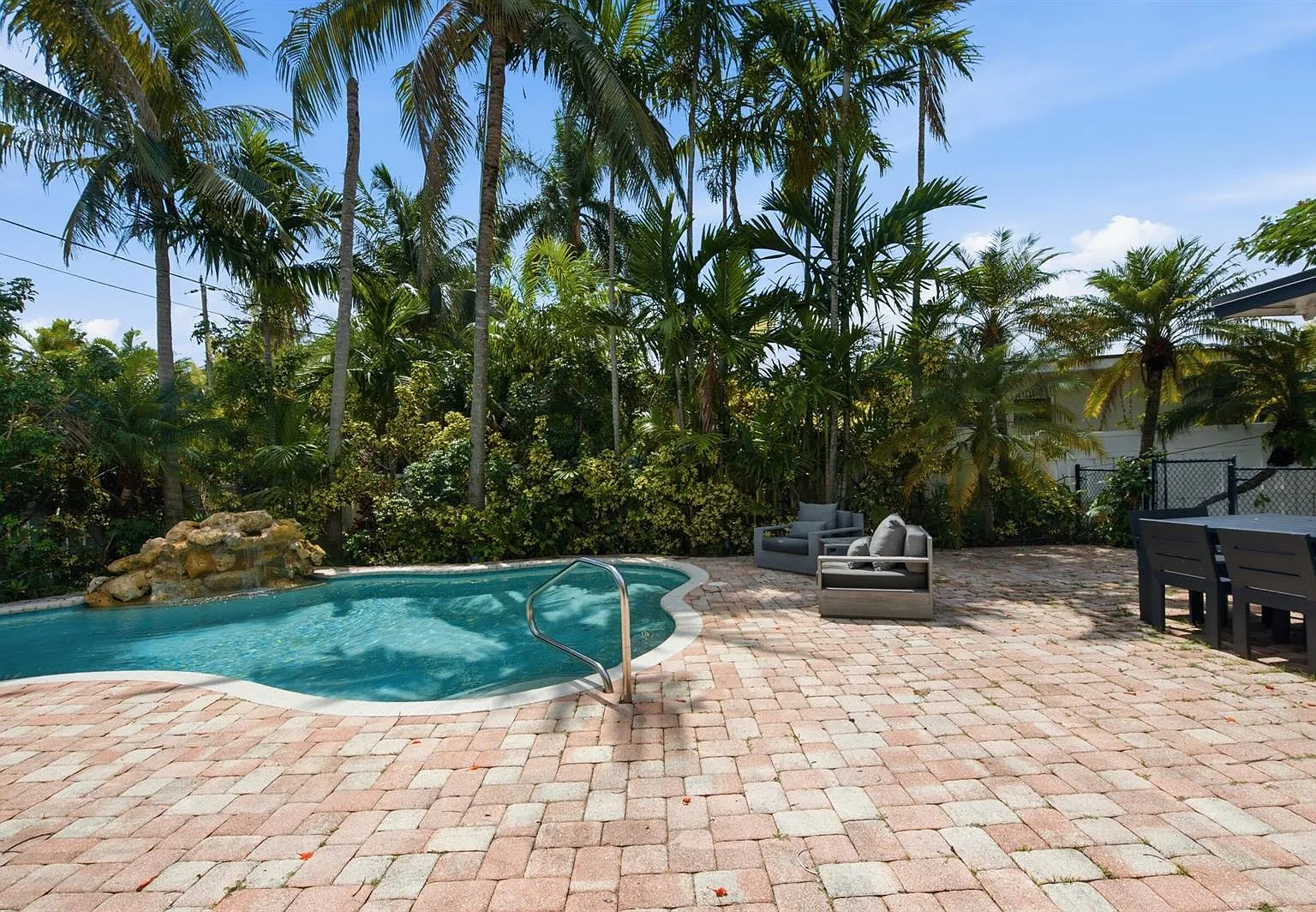 3 bed, 2.5 bath, 2100 sqft, $5,250 — Photo 3