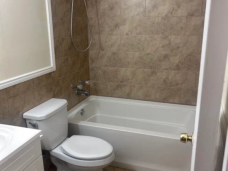 Full bath in upstairs hall