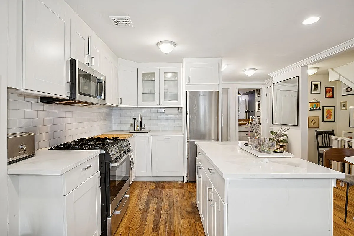 189 Cornelia St photo 1