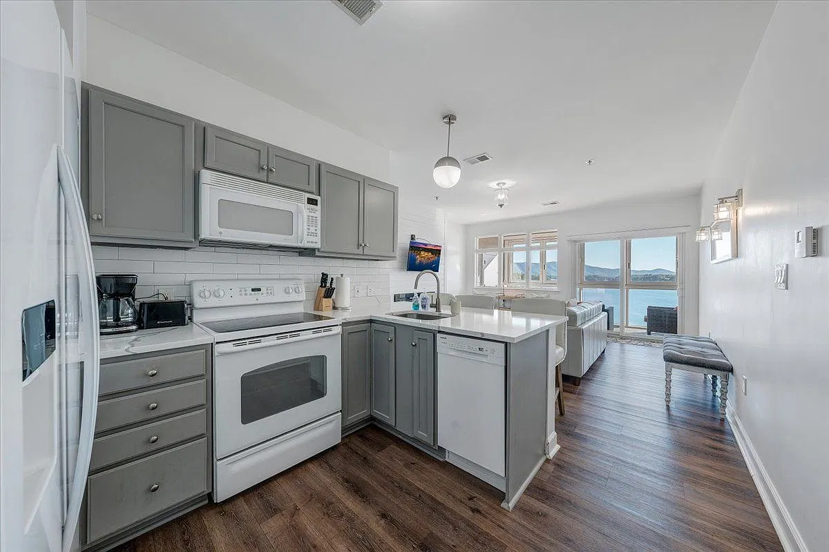2 bed, 2.0 bath, 1070 sqft, $2,350 — Photo 2
