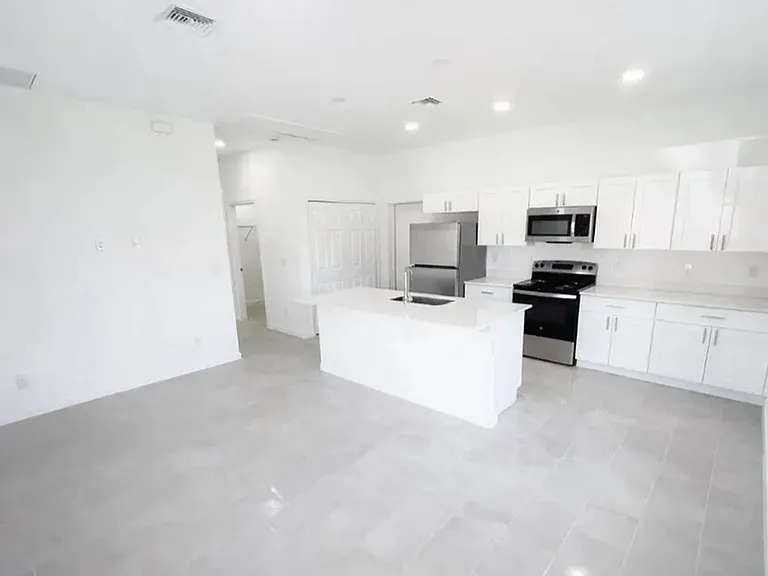 857 Bently St E — Photo 5