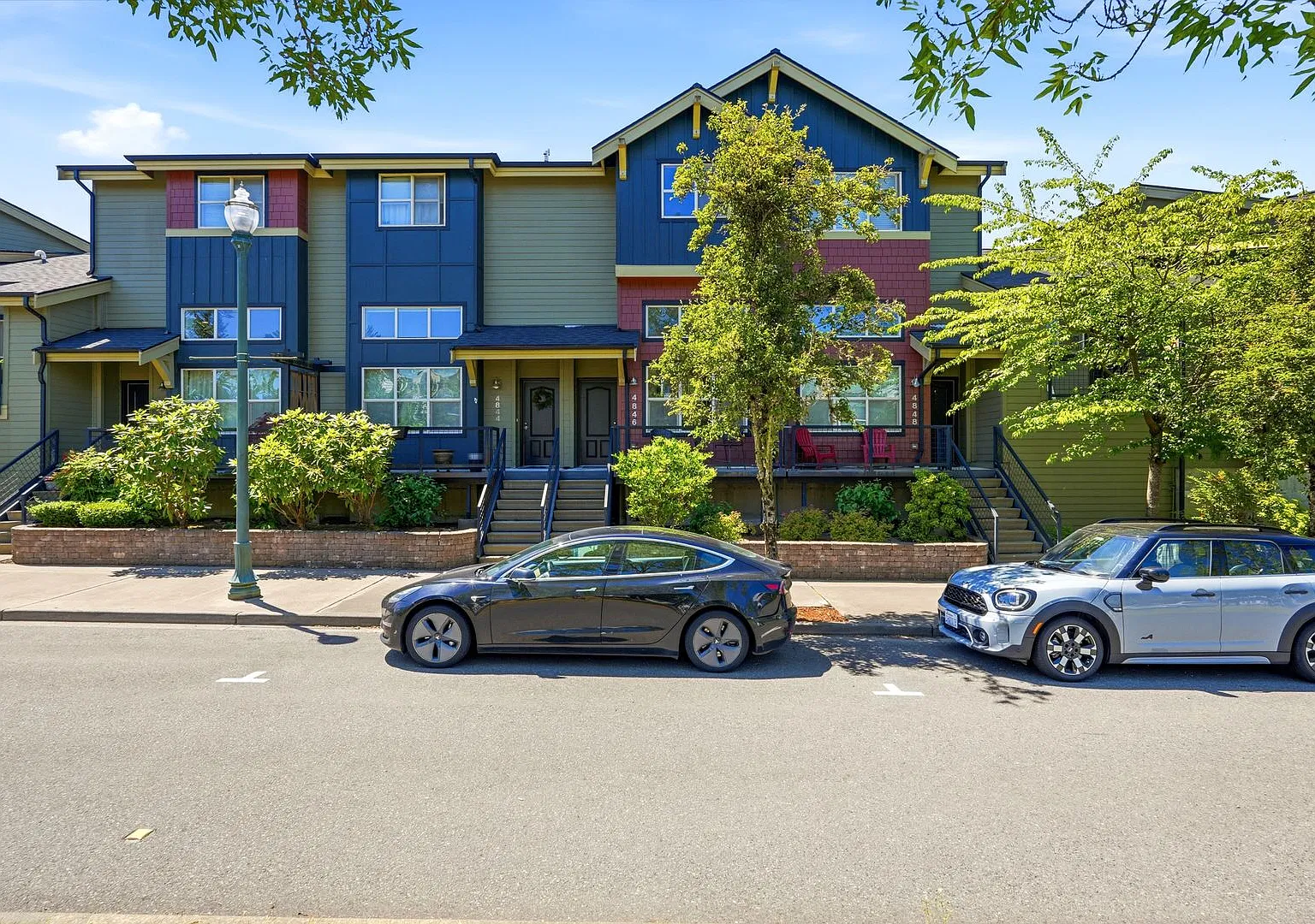 Spacious 2BR/2.5BA Harbour Pointe Townhome with Garage — Photo 1