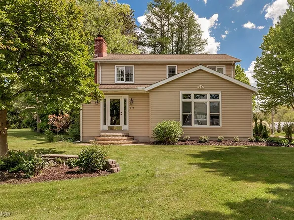 318 Hillside Ln, Chagrin Falls, OH 44022