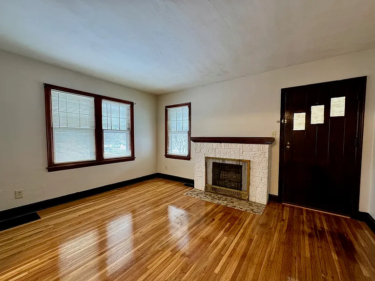 715 Hobbs Ter — Photo 2