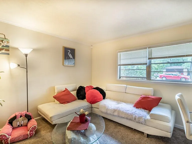 126 SW 40th Ter — Photo 2