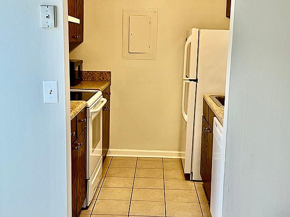Lots of counter and cabinet space!
