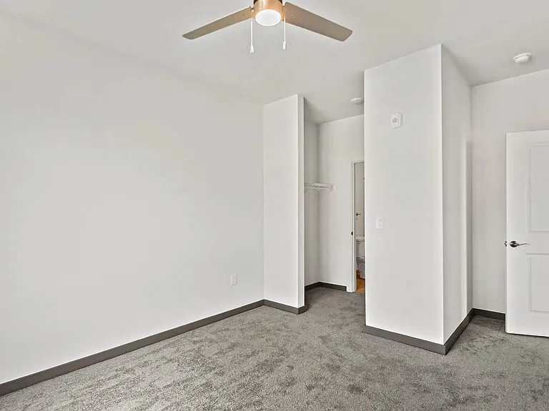 Metropolis Apartments — Photo 5