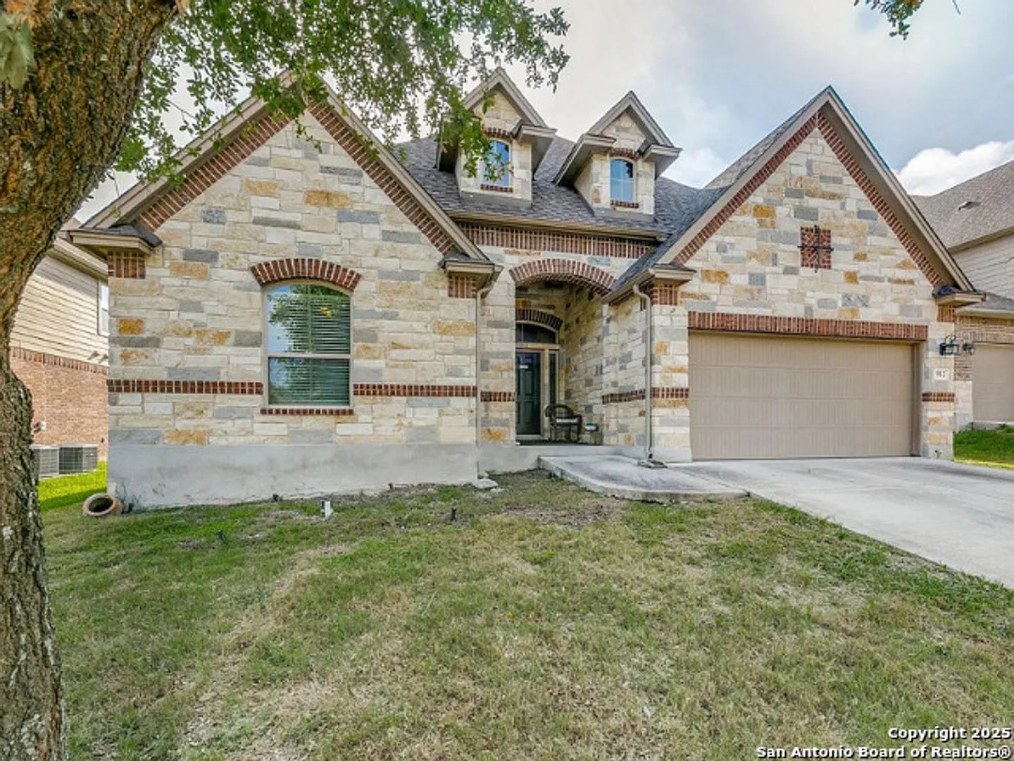 Welcome to 912 Resaca - a spacious and inviting 4-bedroom, 2.5-bath home nestled in the heart of ... — Photo 2