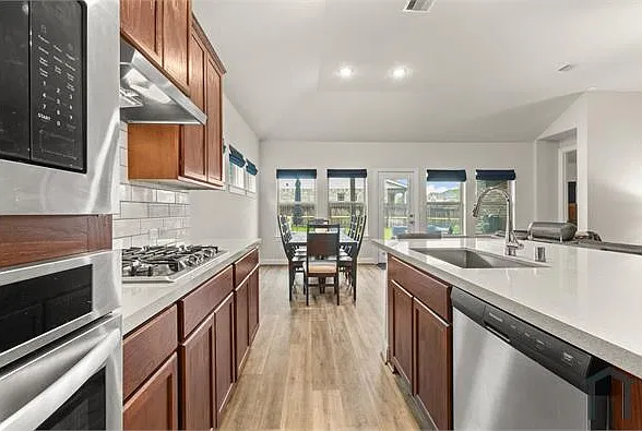 4 bed, 2005 sqft, $2,500 — Photo 2