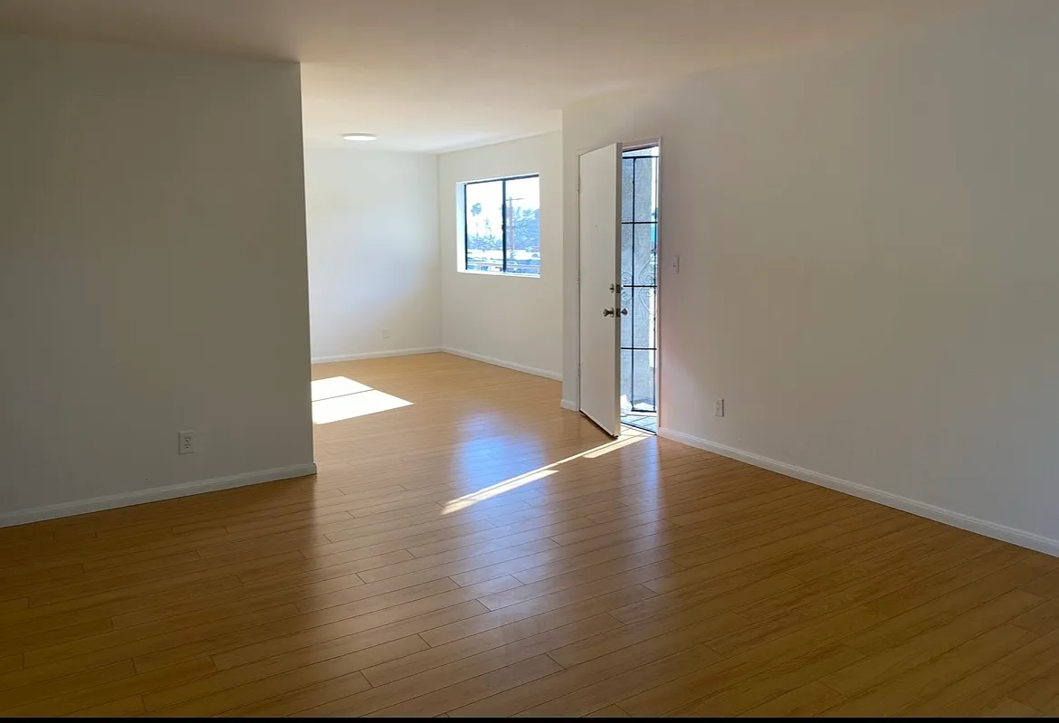 1170 Spazier Ave — Photo 2