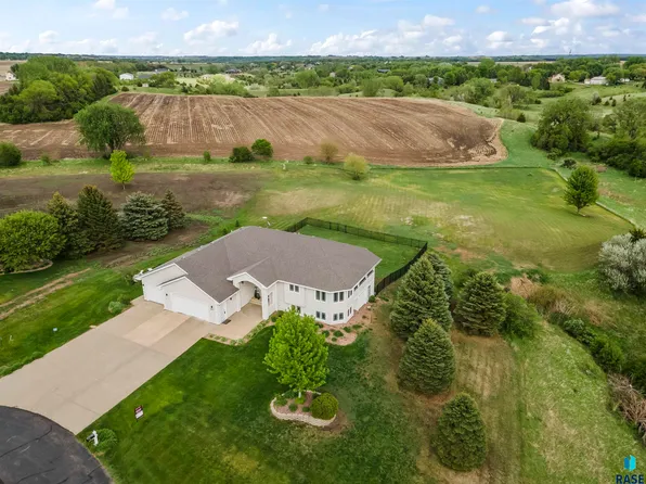 47869 Chateau Ct, Harrisburg, SD 57032