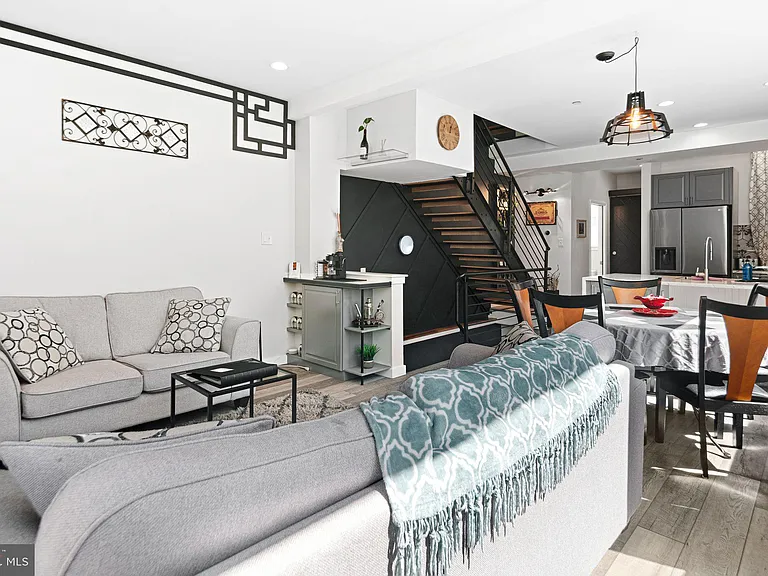 842 N Leithgow St — Photo 7