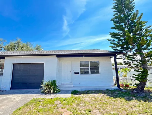 121 NE Jefferson Cir N Photo 1