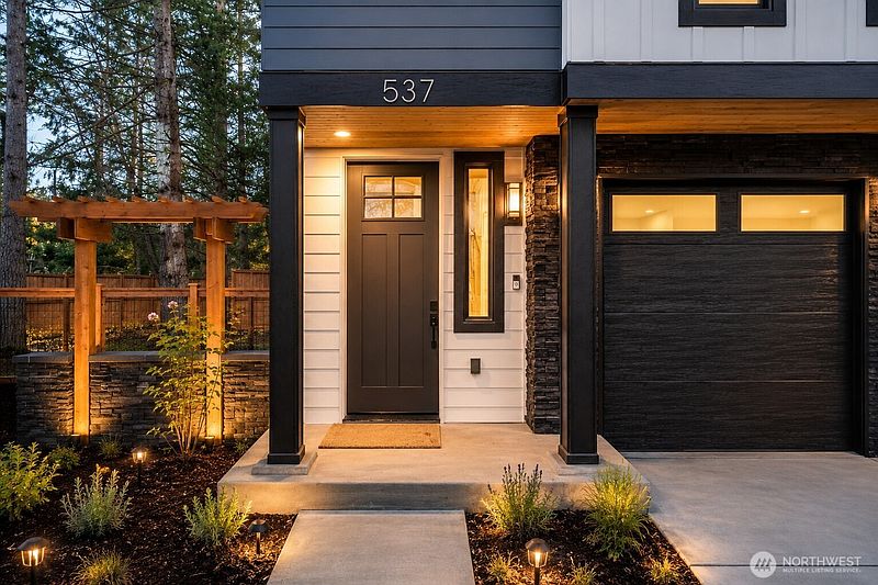2nd image of 537 NW Juniper Street