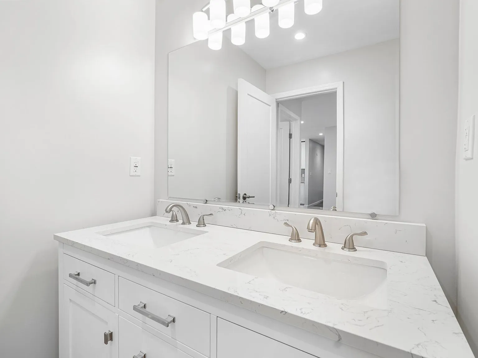 2 bed, 1082 sqft, $3,499 — Photo 4