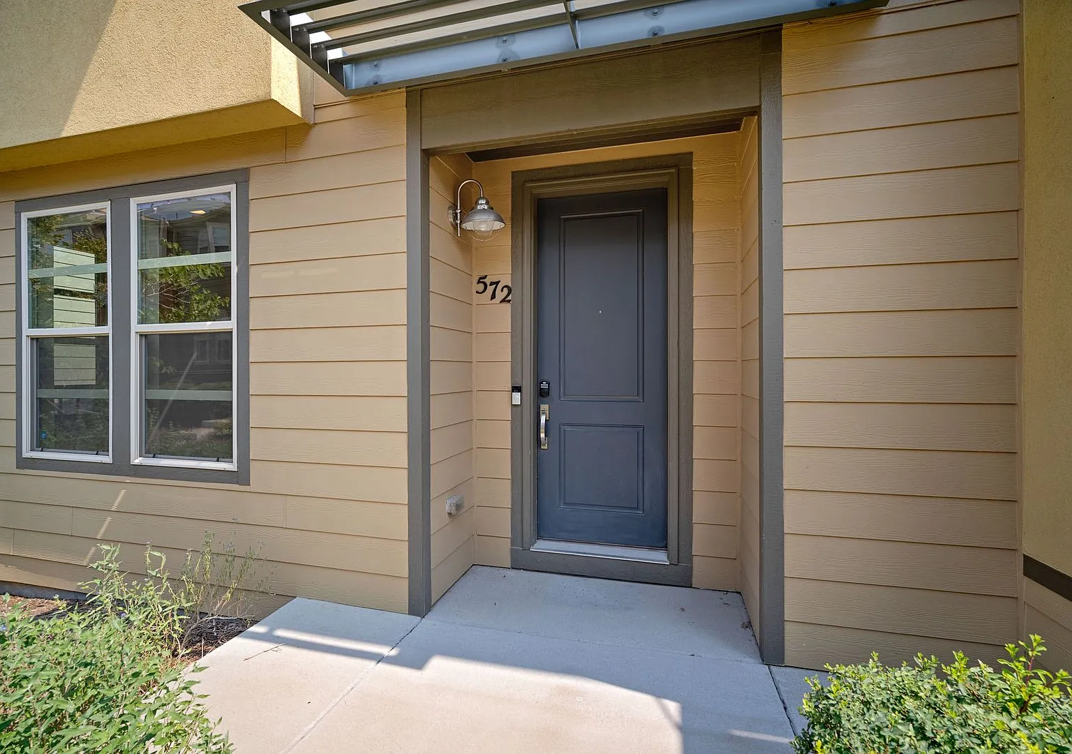 Modern 3BR Lakewood Townhome with 2-Car Garage — Photo 2