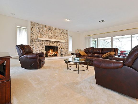 3rd image of 370 Sweet Bay Ave