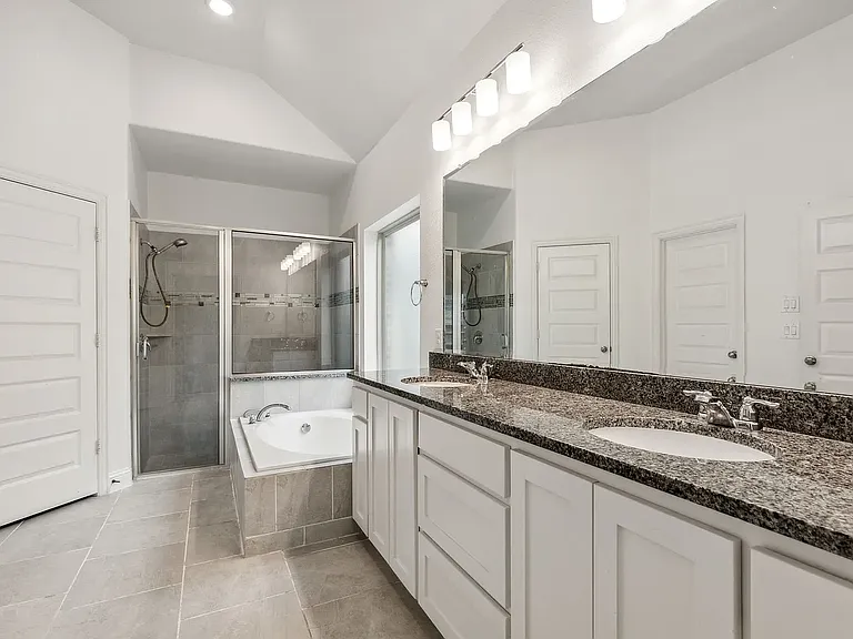 906 Overton Ave — Photo 4