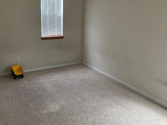 4th image of 2319 Surrey Dr